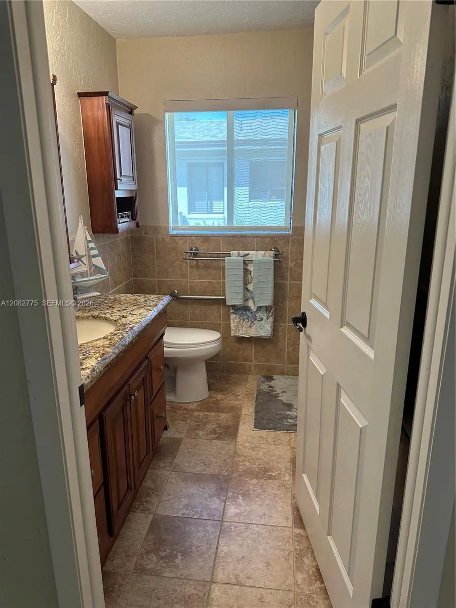 445 Lakeview Dr #1 Weston, FL 33326
