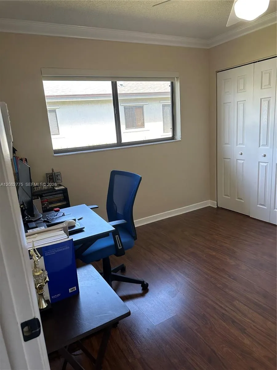 445 Lakeview Dr #1 Weston, FL 33326