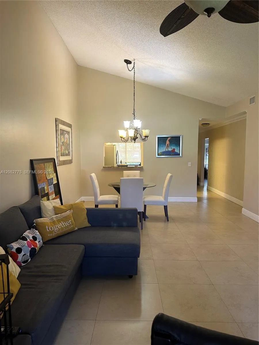 445 Lakeview Dr #1 Weston, FL 33326