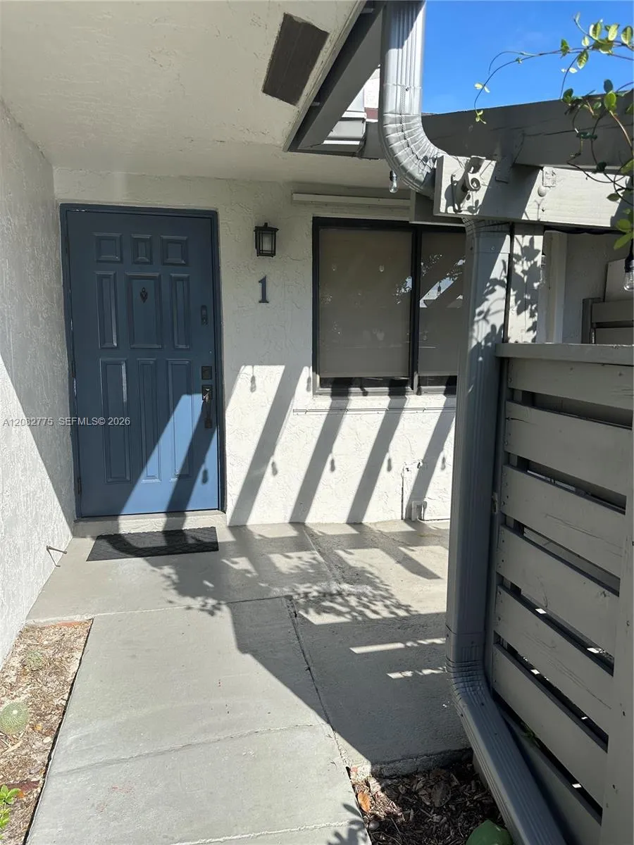 445 Lakeview Dr #1 Weston, FL 33326