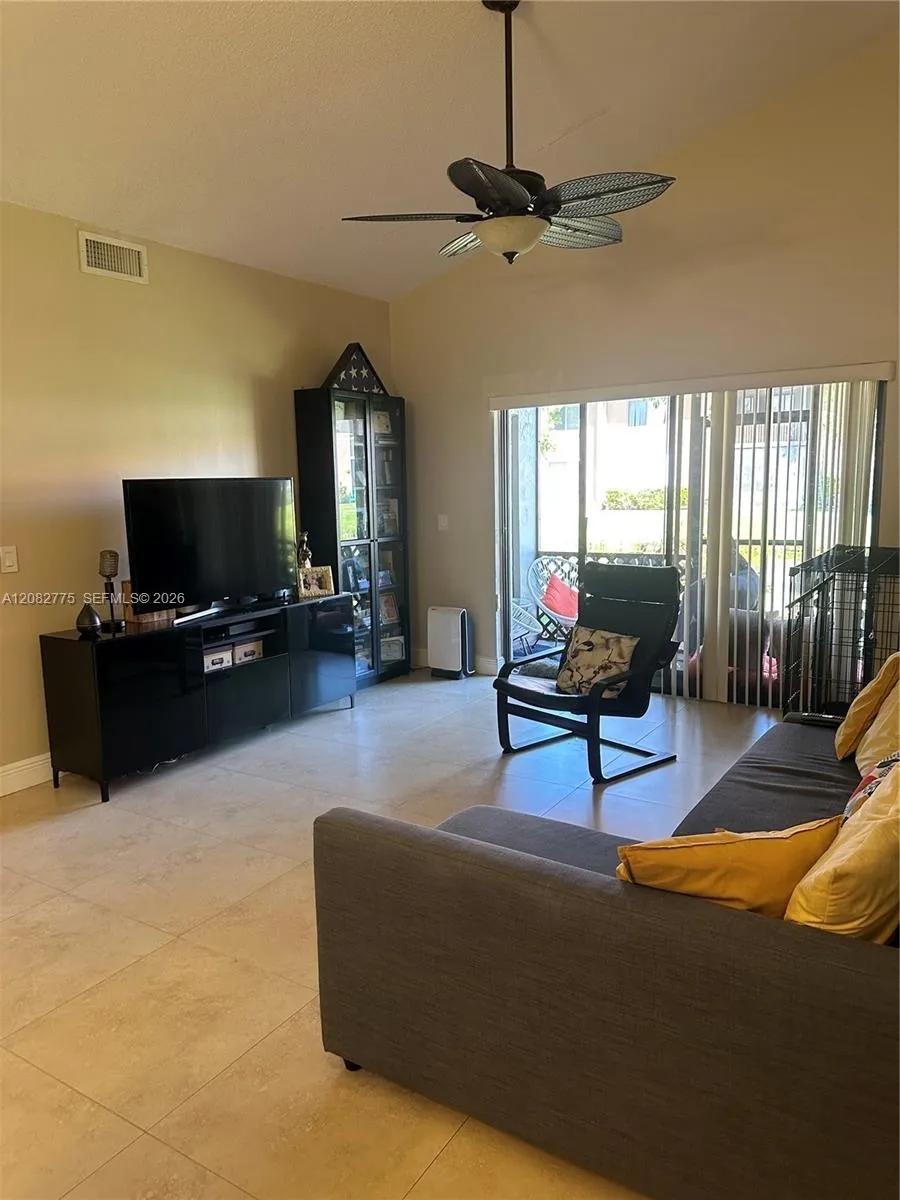 445 Lakeview Dr #1 Weston, FL 33326