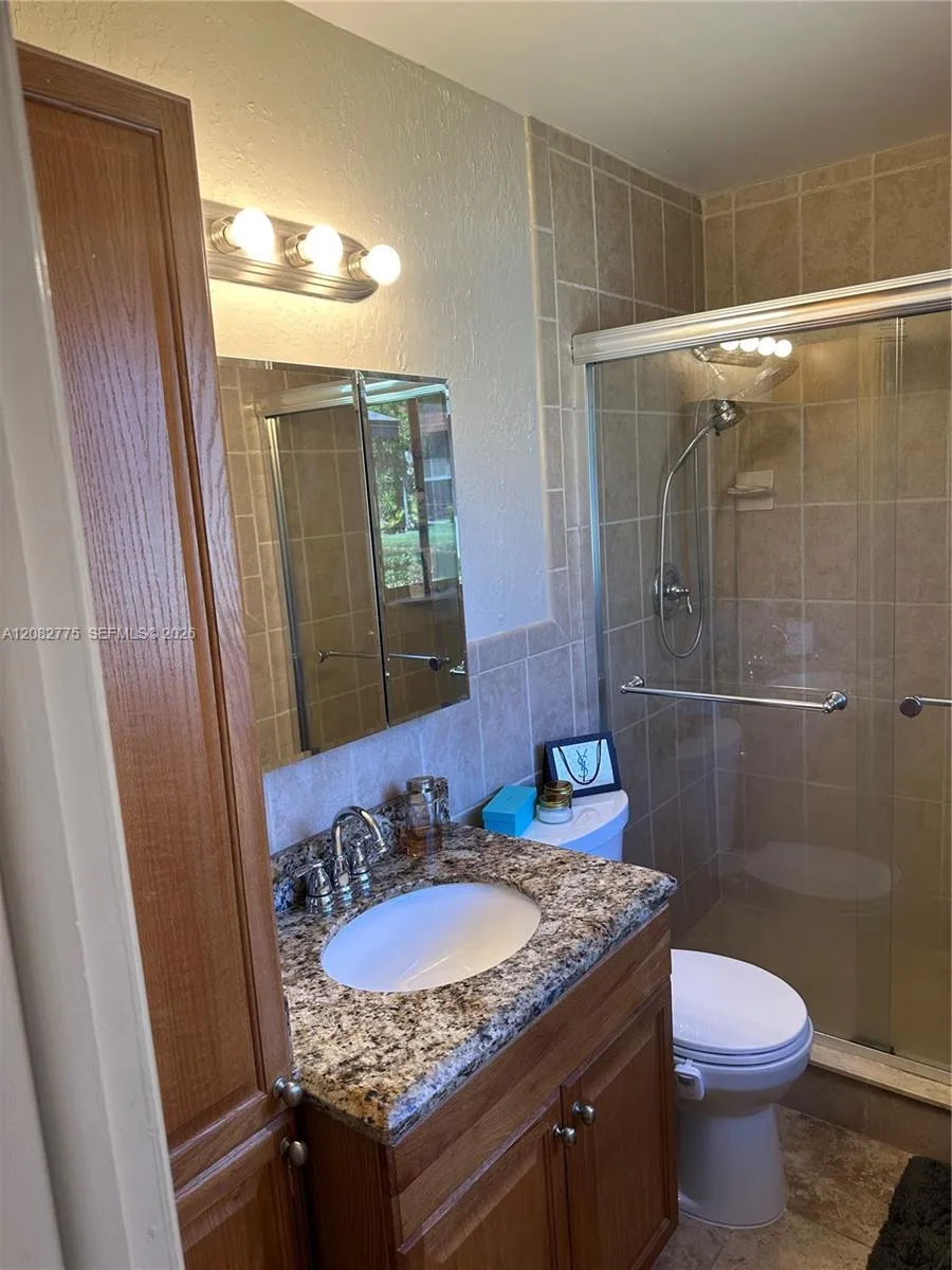 445 Lakeview Dr #1 Weston, FL 33326