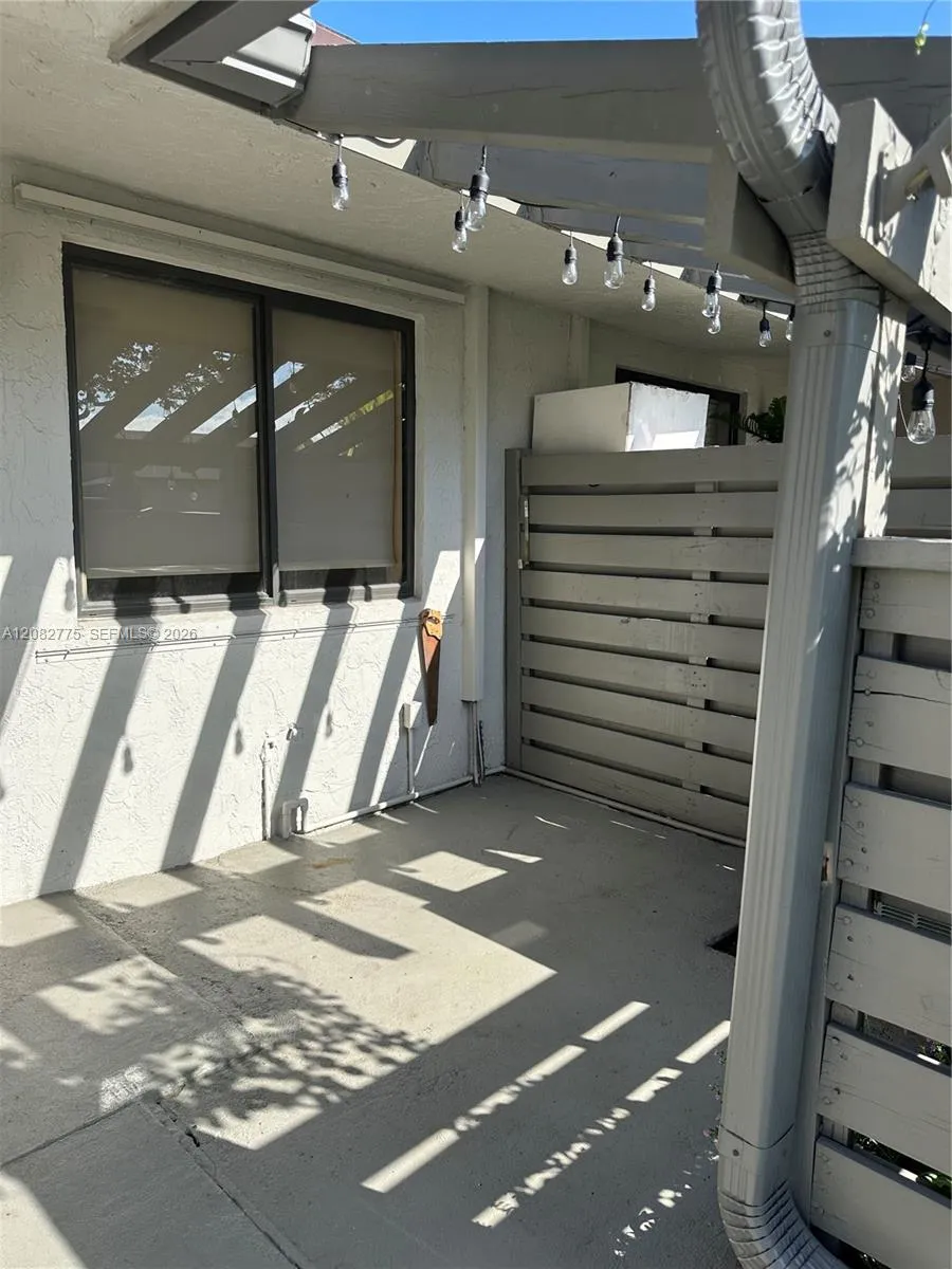 445 Lakeview Dr #1 Weston, FL 33326