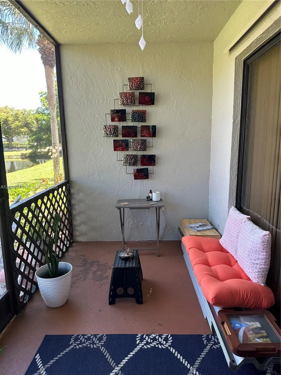 445 Lakeview Dr #1 Weston, FL 33326