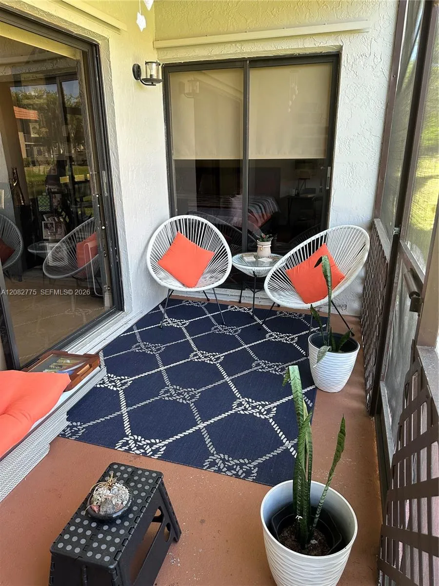 445 Lakeview Dr #1 Weston, FL 33326