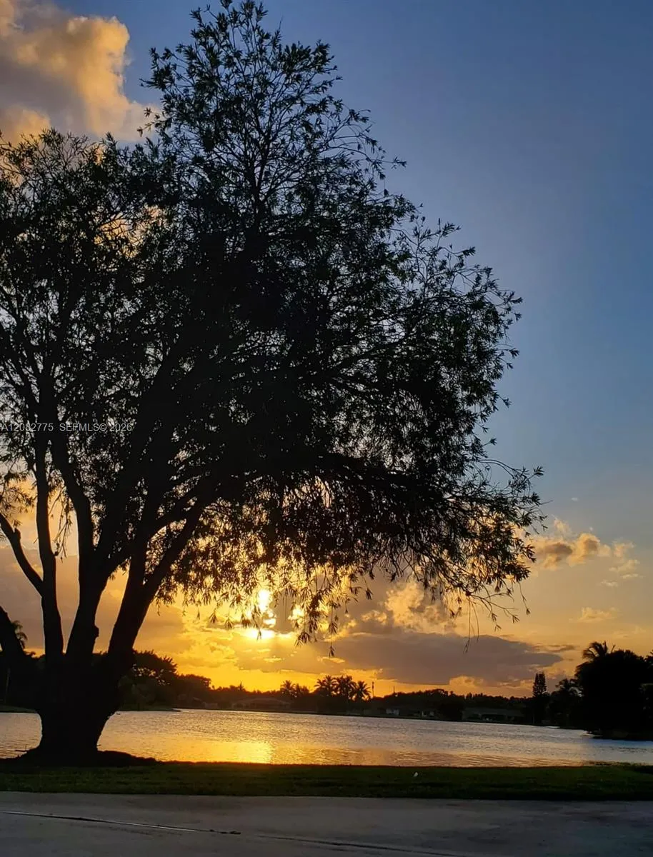 445 Lakeview Dr #1 Weston, FL 33326