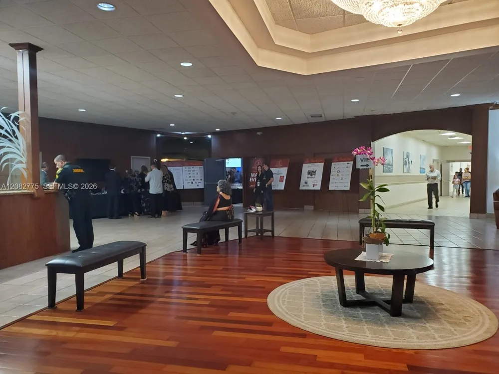 445 Lakeview Dr #1 Weston, FL 33326