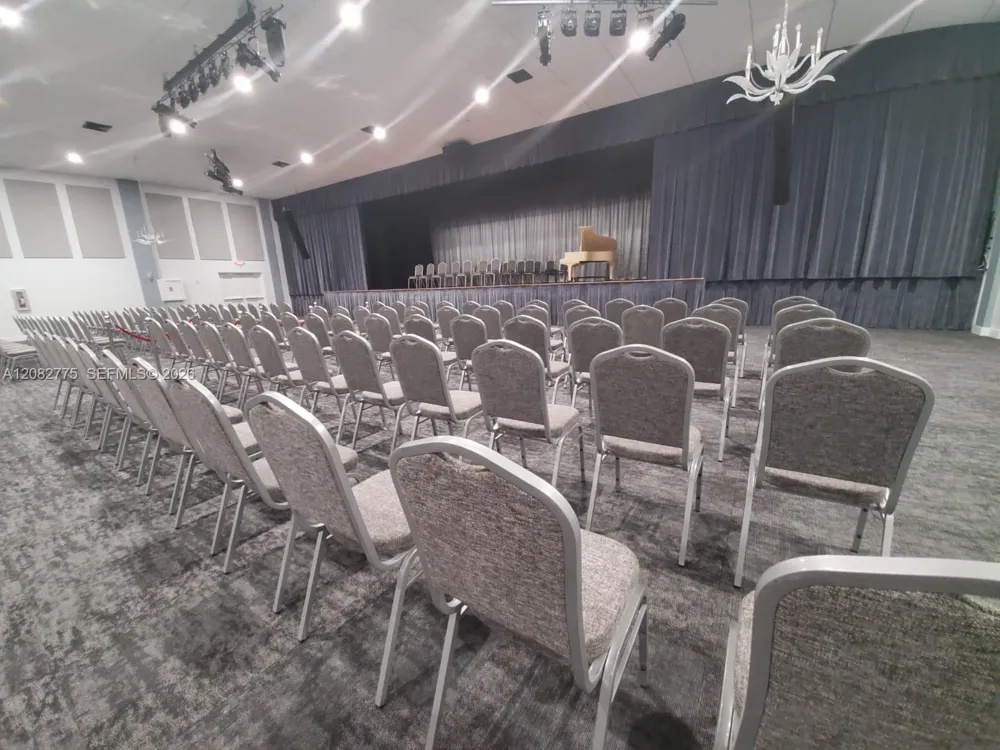 445 Lakeview Dr #1 Weston, FL 33326