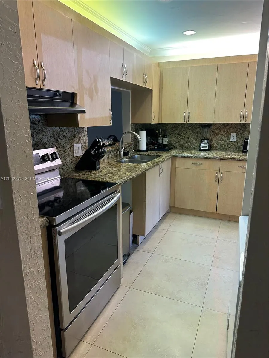 445 Lakeview Dr #1 Weston, FL 33326