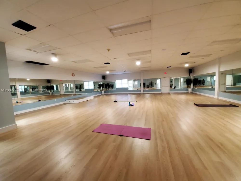 445 Lakeview Dr #1 Weston, FL 33326