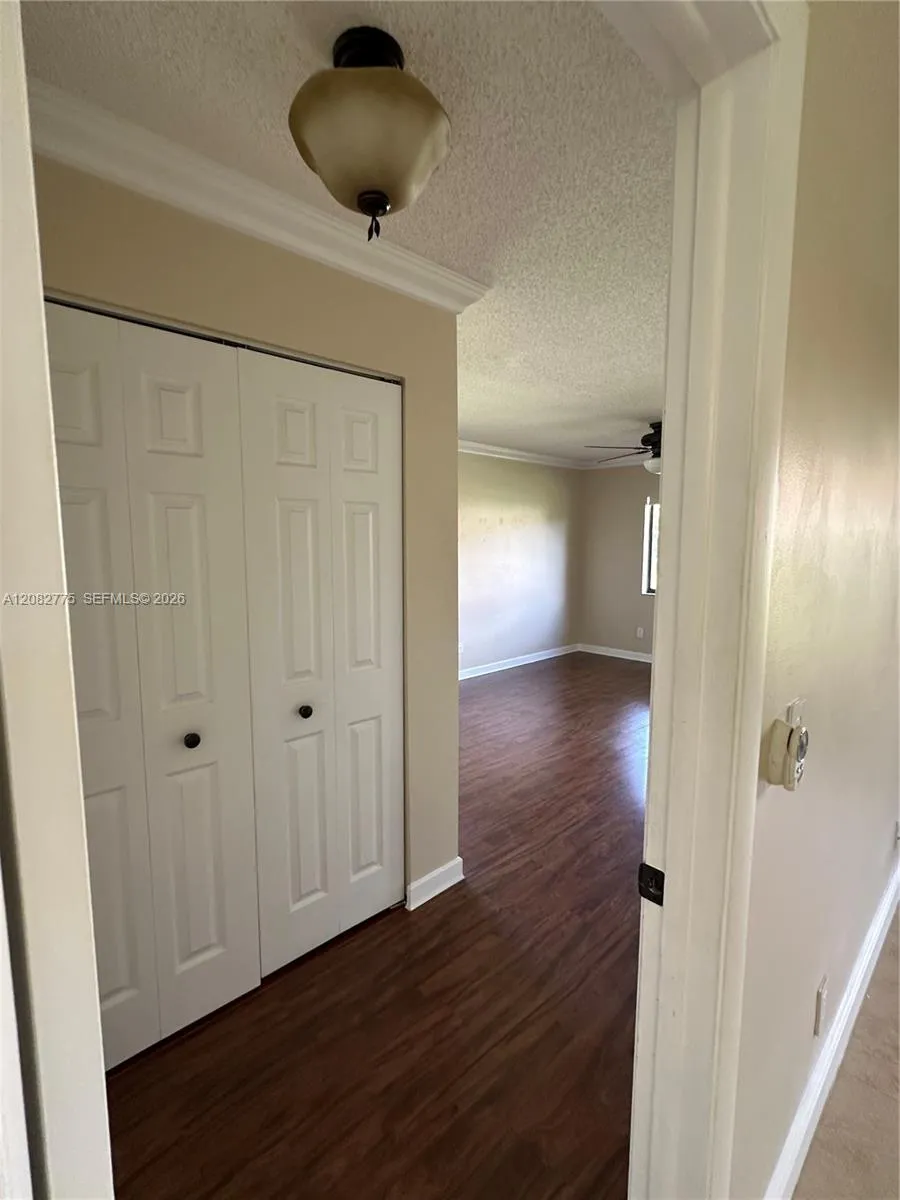 445 Lakeview Dr #1 Weston, FL 33326