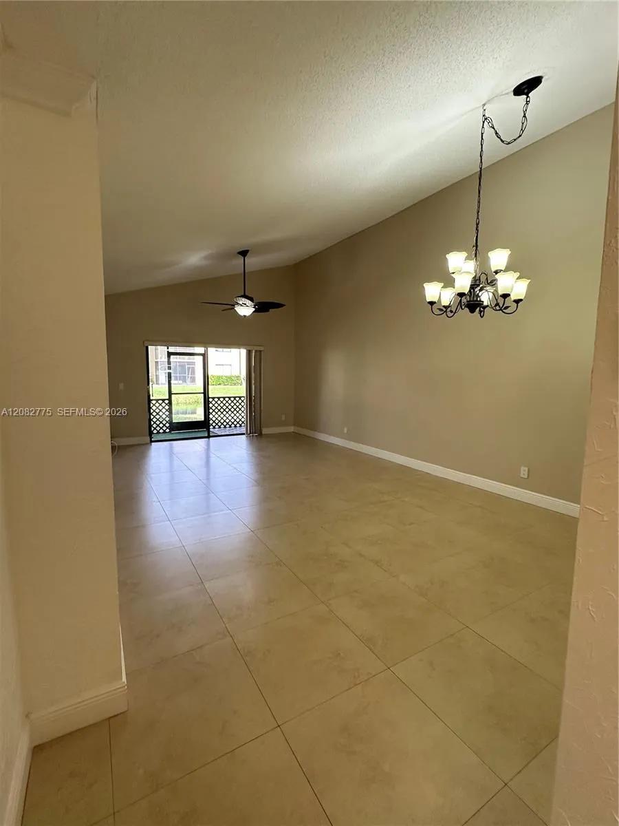 445 Lakeview Dr #1 Weston, FL 33326