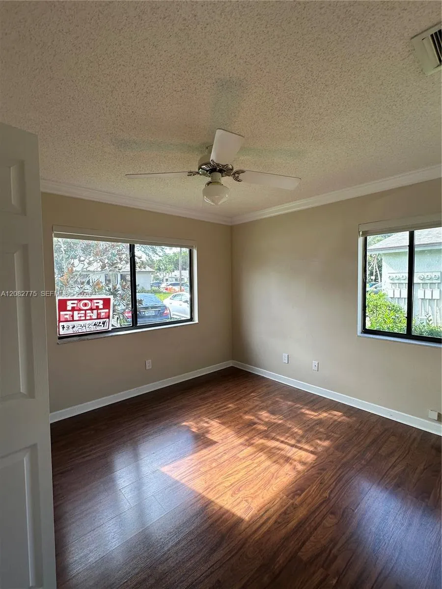 445 Lakeview Dr #1 Weston, FL 33326
