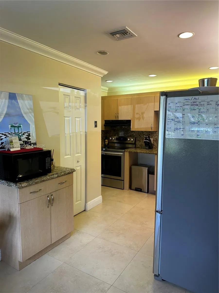 445 Lakeview Dr #1 Weston, FL 33326