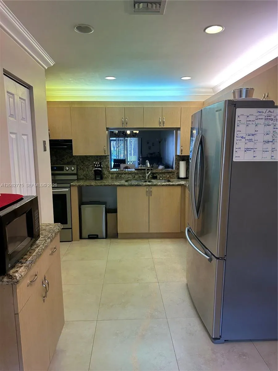 445 Lakeview Dr #1 Weston, FL 33326
