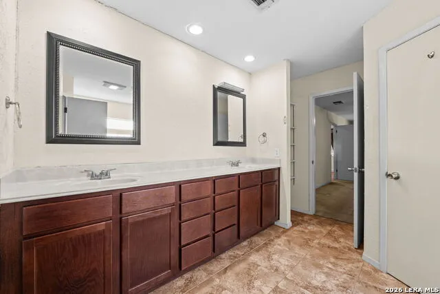 222 GUILFORD FRG Universal City, TX 78148