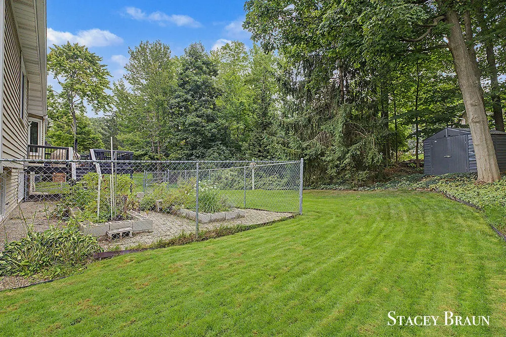 2310 NE Chelsea Road NE Grand Rapids, MI 49505