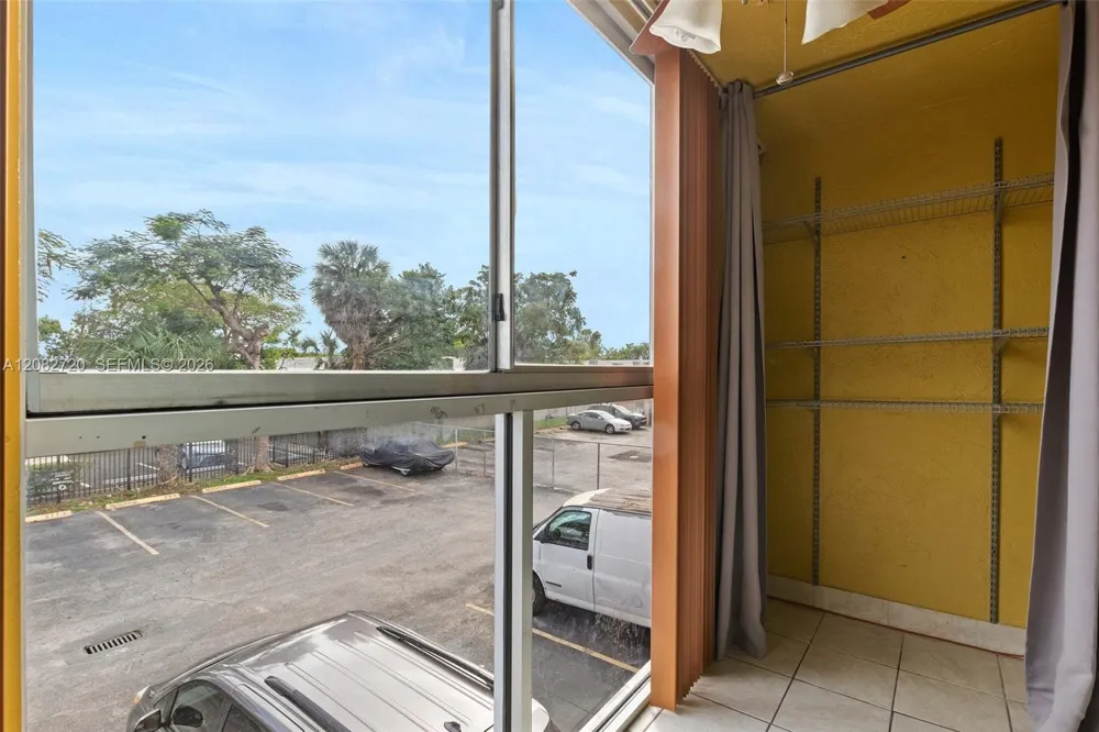 1300 W 47th Pl #223 Hialeah, FL 33012
