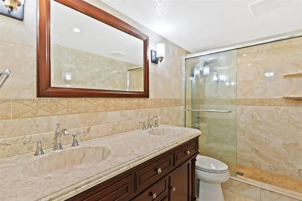 1300 W 47th Pl #223 Hialeah, FL 33012