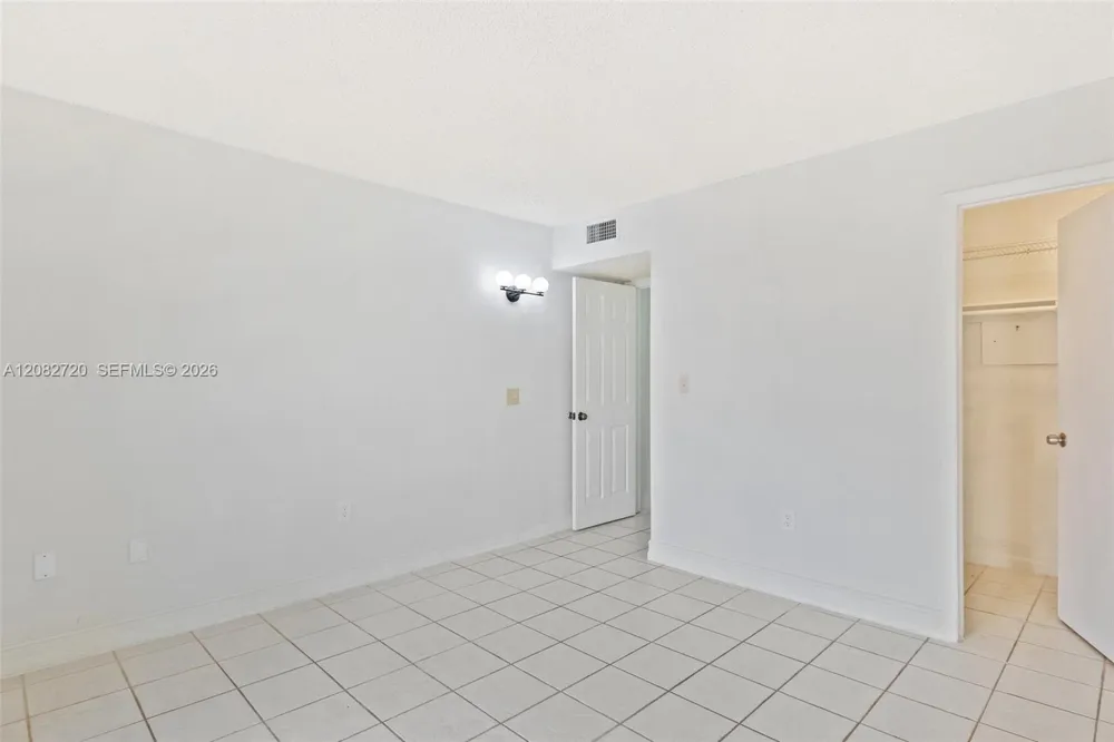 1300 W 47th Pl #223 Hialeah, FL 33012