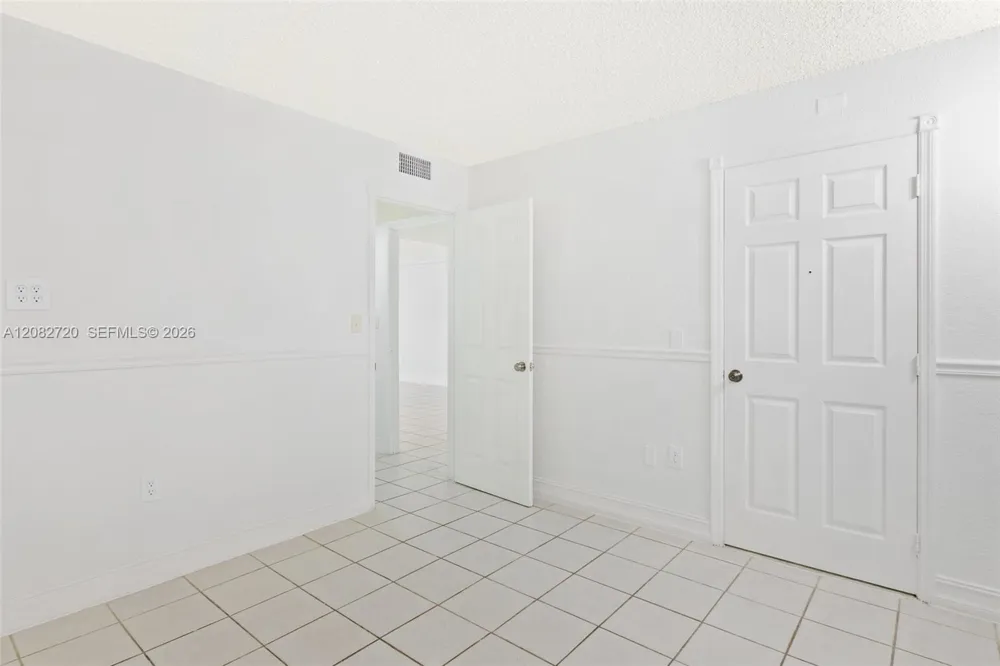 1300 W 47th Pl #223 Hialeah, FL 33012