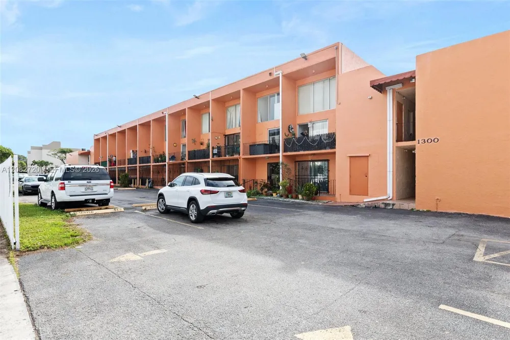 1300 W 47th Pl #223 Hialeah, FL 33012