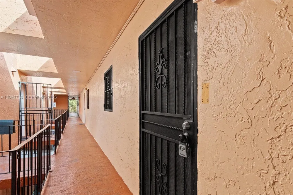 1300 W 47th Pl #223 Hialeah, FL 33012