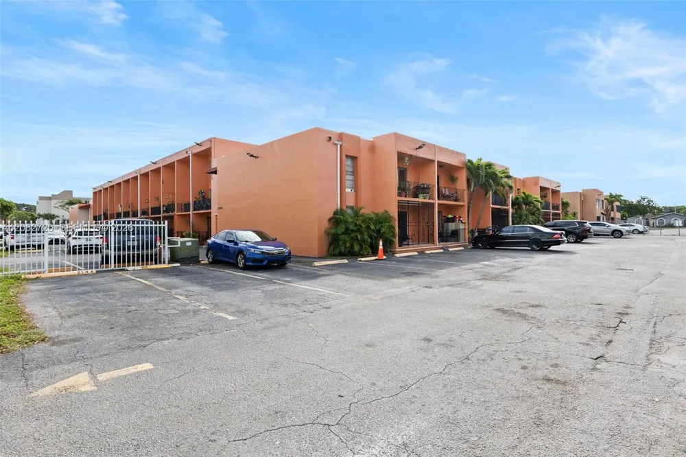 1300 W 47th Pl #223 Hialeah, FL 33012