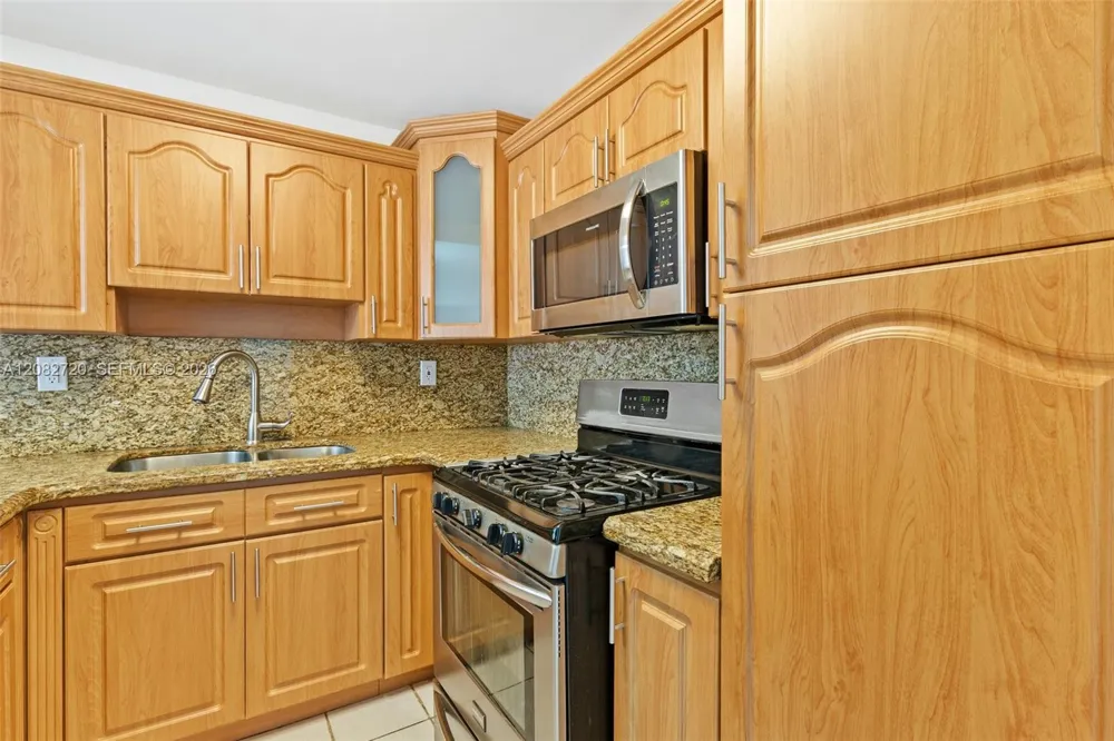 1300 W 47th Pl #223 Hialeah, FL 33012