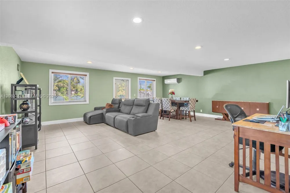 2351 NW 60th Ter Sunrise, FL 33313