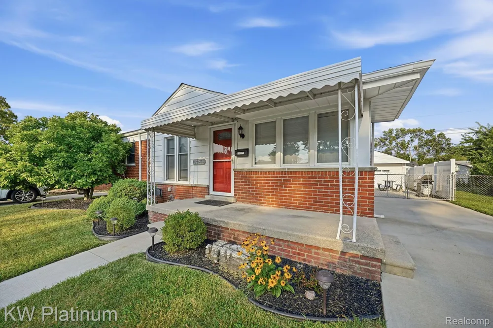 28612 Edward Street Roseville City, MI 48066