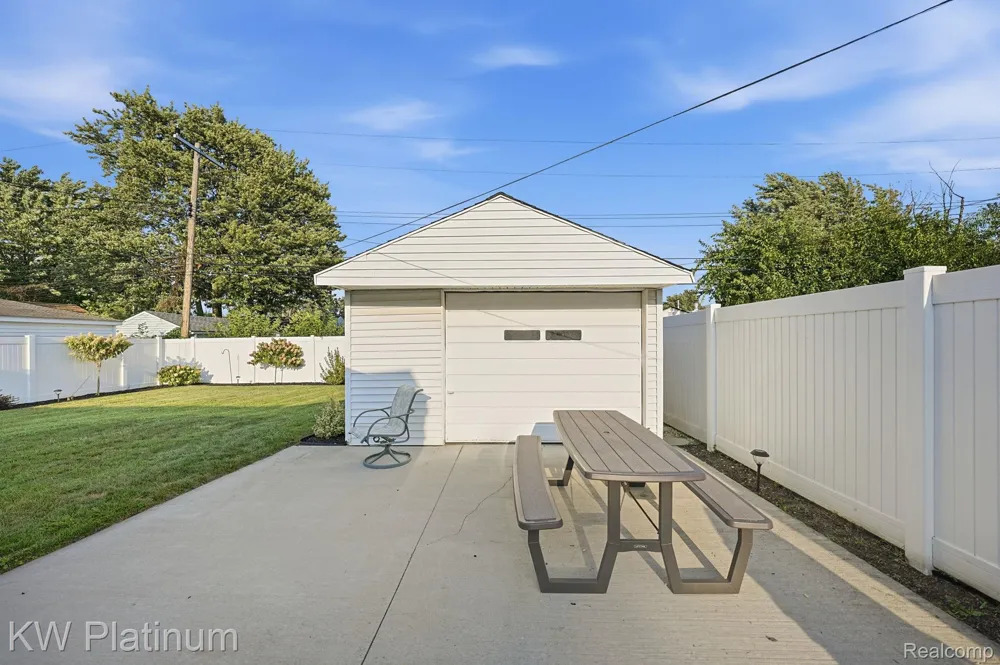 28612 Edward Street Roseville City, MI 48066