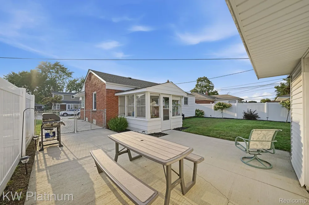 28612 Edward Street Roseville City, MI 48066