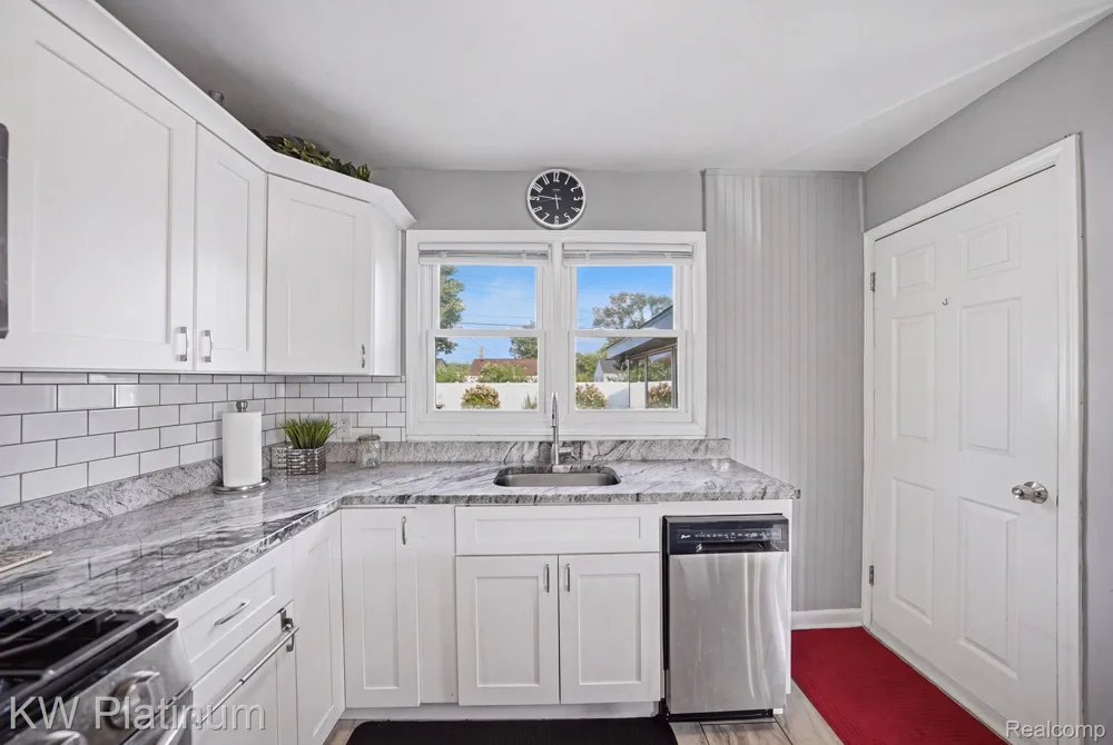28612 Edward Street Roseville City, MI 48066