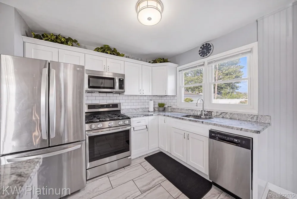 28612 Edward Street Roseville City, MI 48066