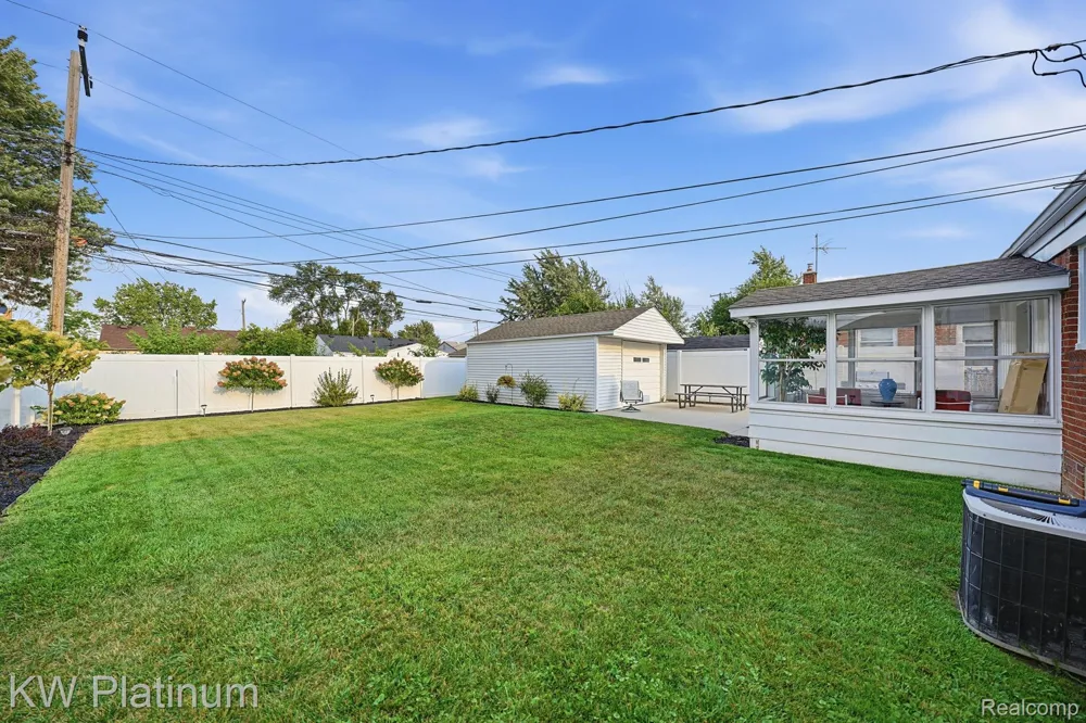 28612 Edward Street Roseville City, MI 48066