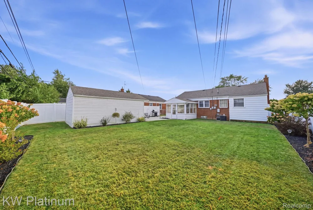 28612 Edward Street Roseville City, MI 48066