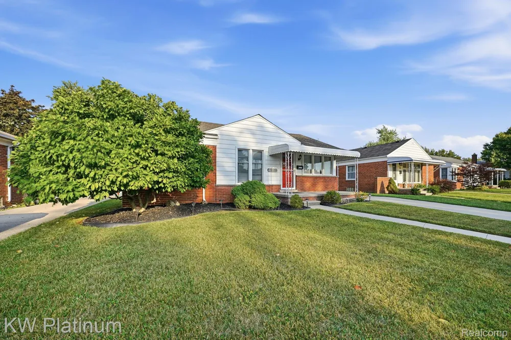 28612 Edward Street Roseville City, MI 48066