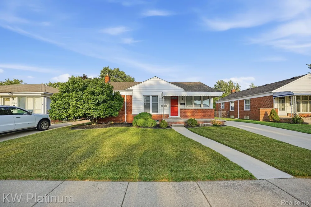 28612 Edward Street Roseville City, MI 48066