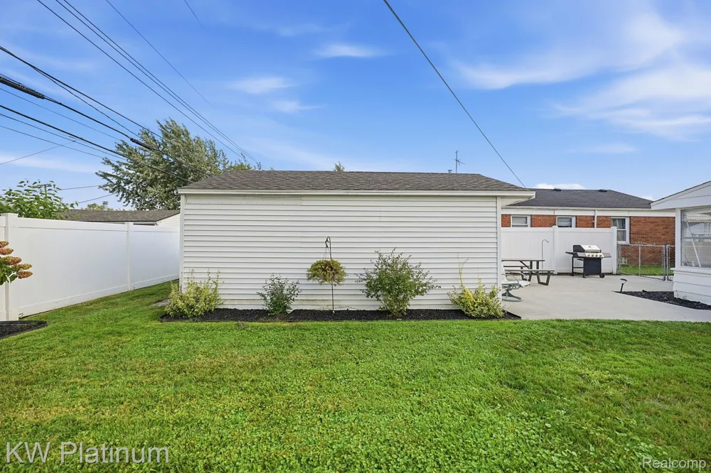 28612 Edward Street Roseville City, MI 48066