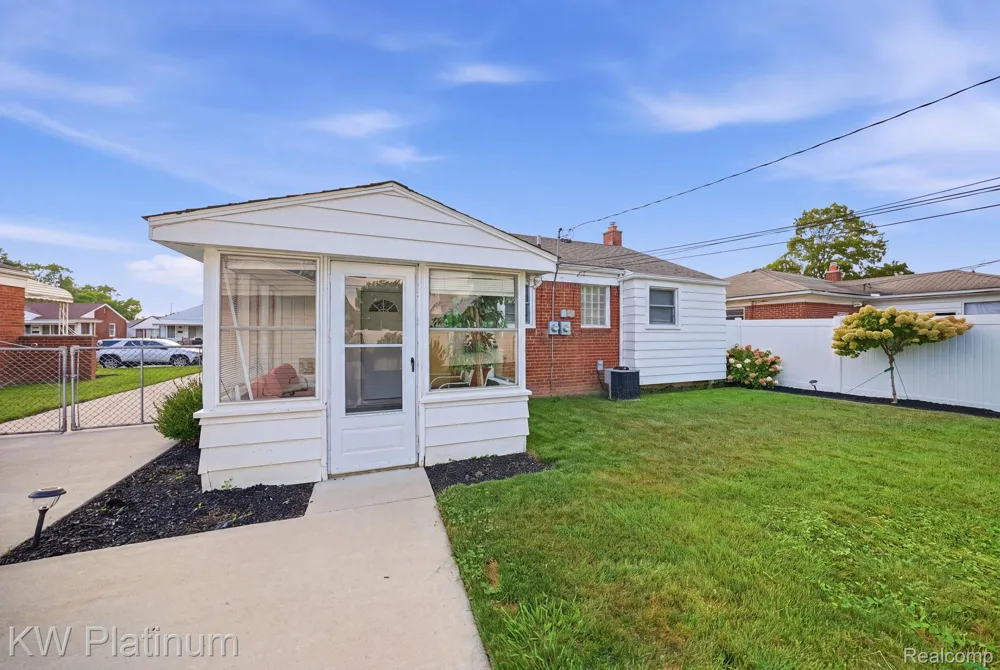 28612 Edward Street Roseville City, MI 48066