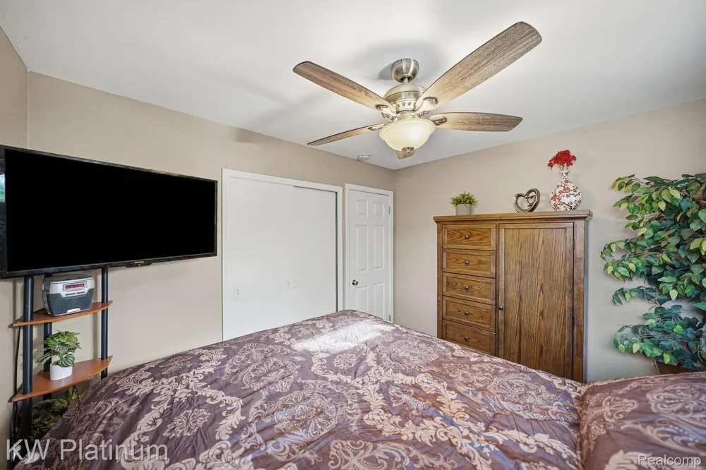28612 Edward Street Roseville City, MI 48066