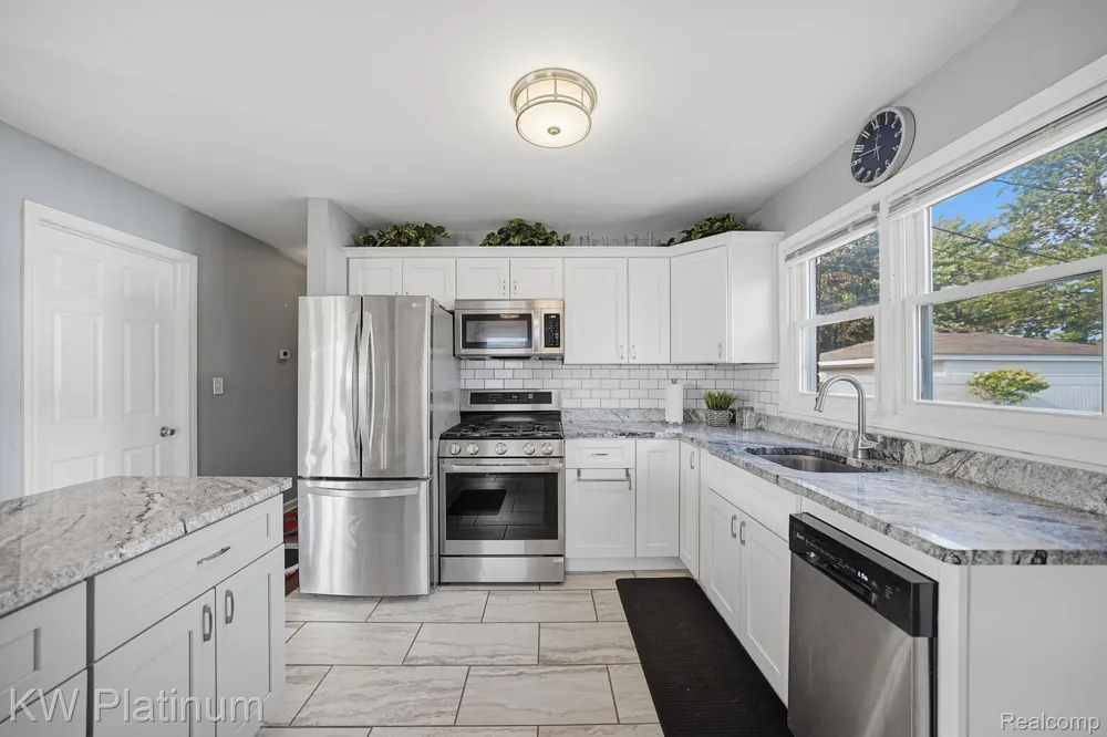 28612 Edward Street Roseville City, MI 48066