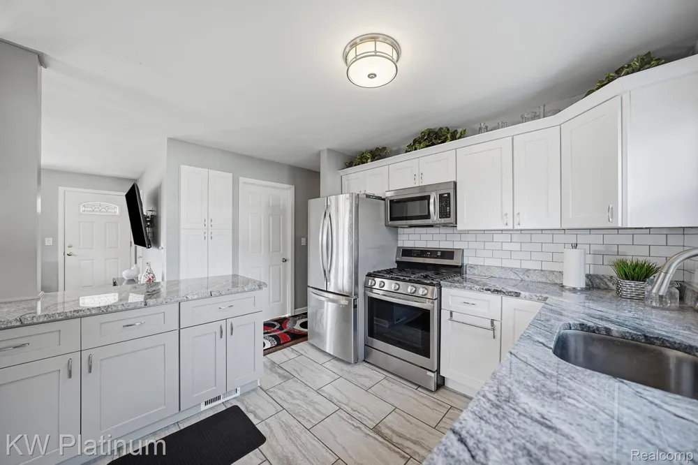 28612 Edward Street Roseville City, MI 48066