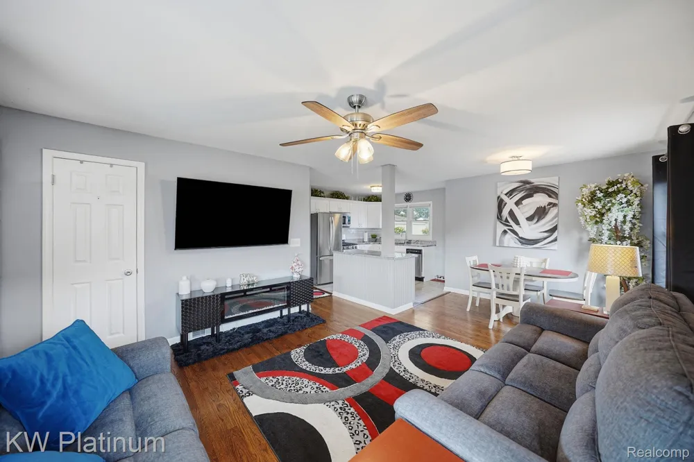 28612 Edward Street Roseville City, MI 48066