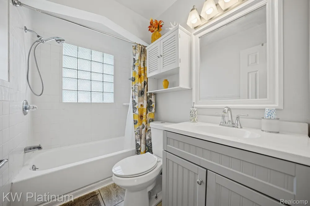 28612 Edward Street Roseville City, MI 48066