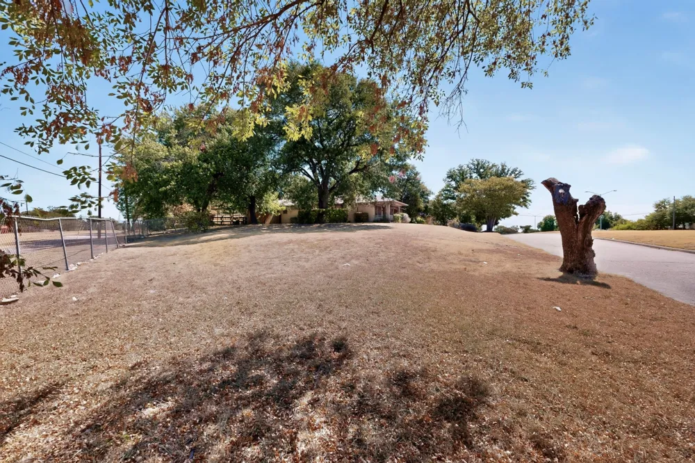 1957 E Illinois Avenue Dallas, TX 75216