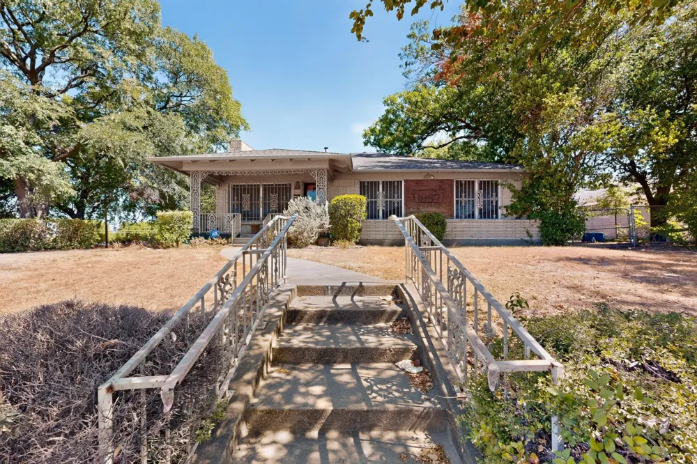 1957 E Illinois Avenue Dallas, TX 75216