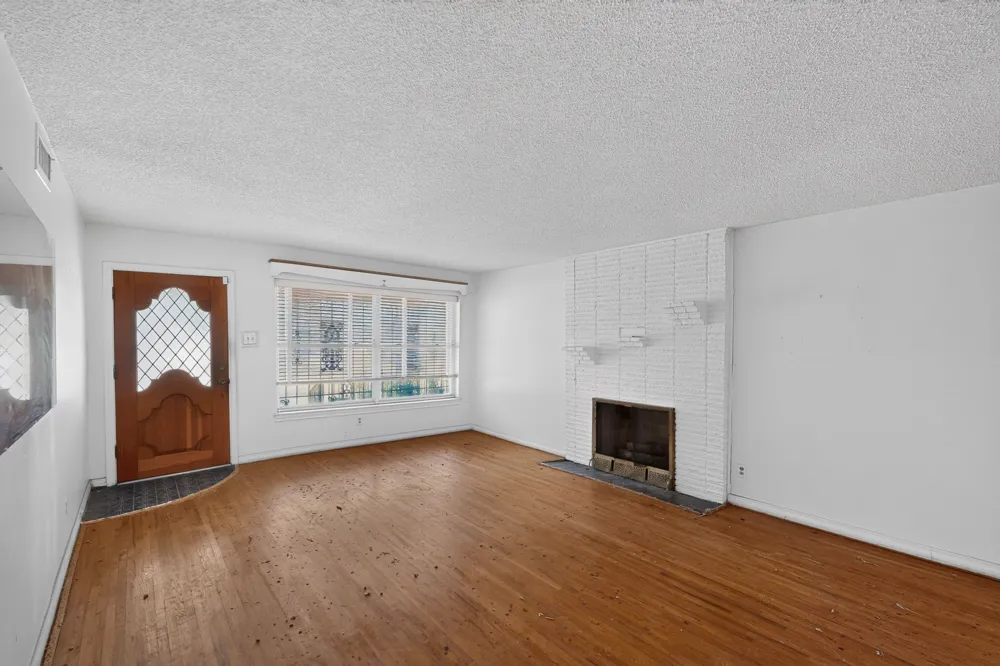 1957 E Illinois Avenue Dallas, TX 75216