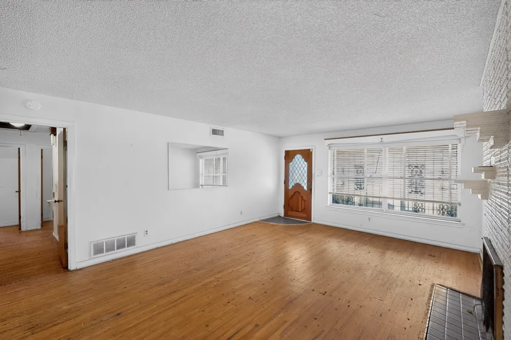 1957 E Illinois Avenue Dallas, TX 75216